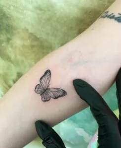 Tatuaje minimalistas en roquetas de mar